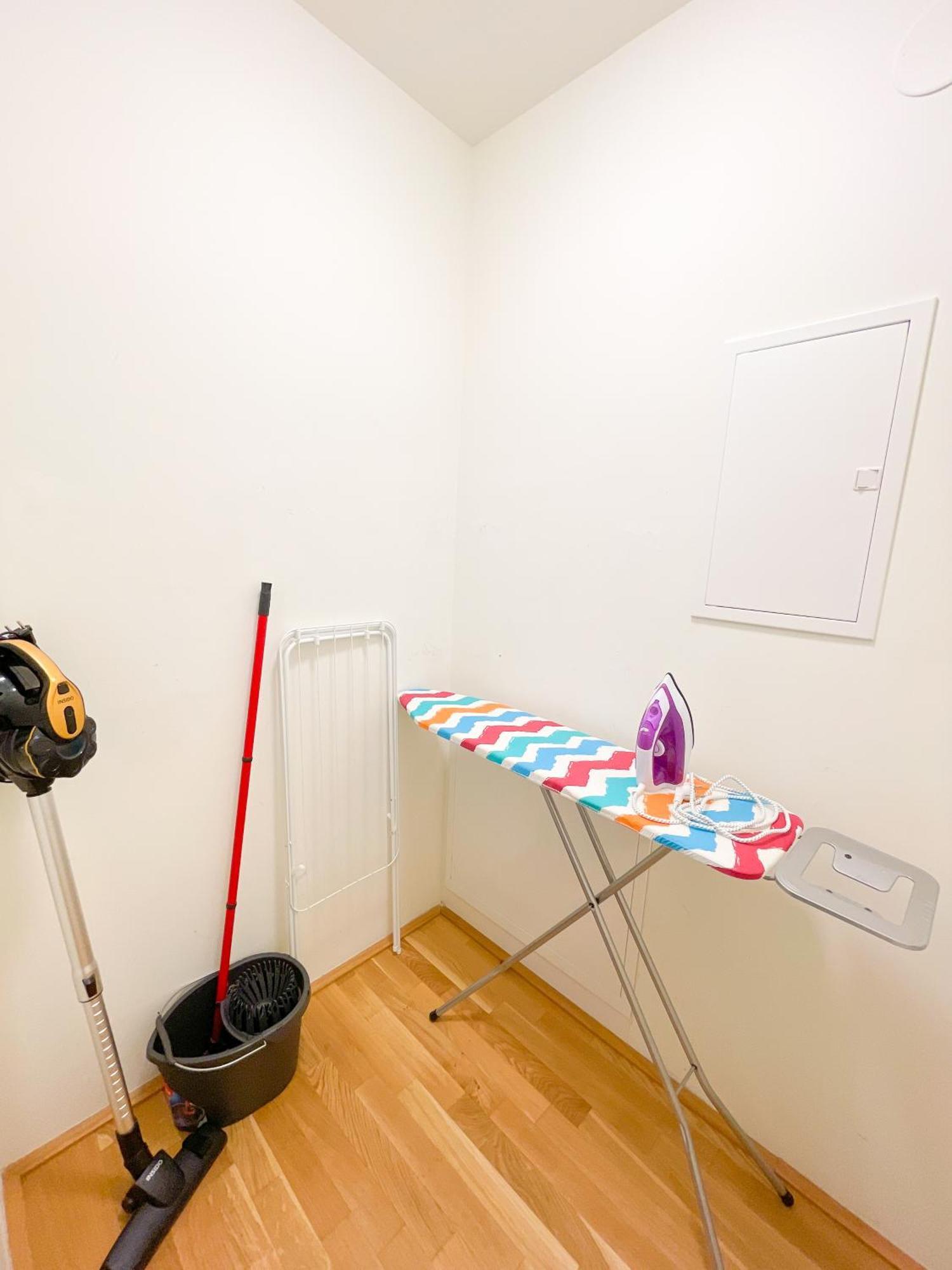 Whats-App Self-Check-In - 1Br Apartment, Near Airport,15 Min To Center Vienna Room photo